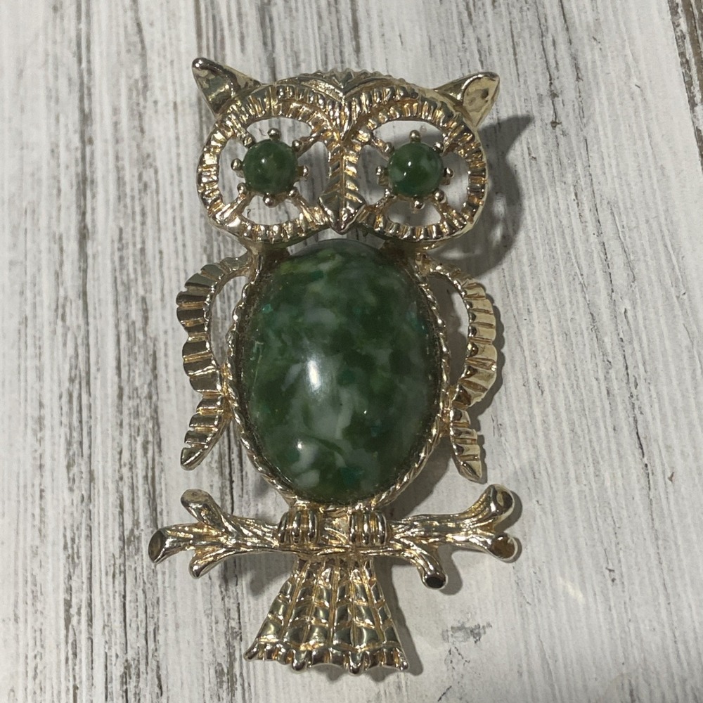 Owl Brooch w/green Body  Gerry's setting in gold tone pin designer 2" L -Vtg